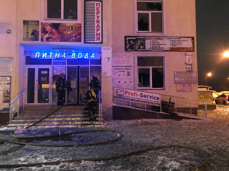 У Києві горів торгівельний центр, загинув чоловік. ФОТО