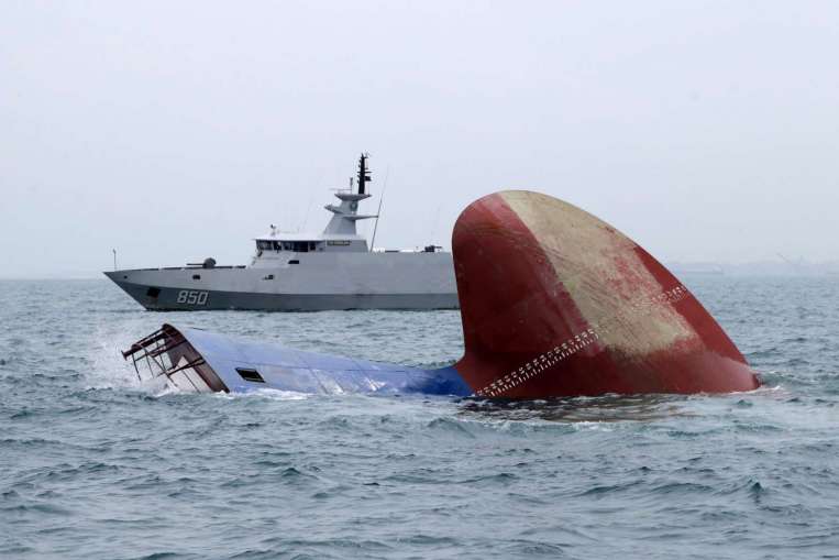 36987856.2 36987863 17 12 2015 indonesia singapore tanker collision