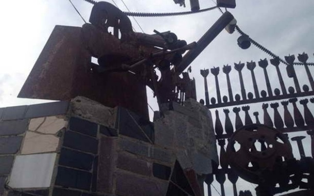 Житель Мелитополя построил забор из боеприпасов ФОТО2 copy