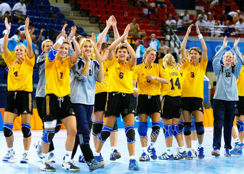 the team of the ukraine jubilate after their womens quarterfinal handball FEW2R7 jpg Izobrajenie JPEG 1300 806x577