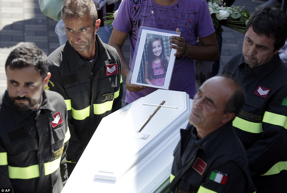 37A0581F00000578 3761240 Family and friends surround the coffin of Giulia Rinaldo 9 holdi a 69 1472319384200