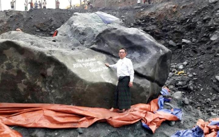 111196240 Stunned miners thought they had won the lottery when they struck this enormous boulder large trans pfgFGBz9L 4V5dRQnfCxQ1vLvhkMtVb21dMmpQBfEs
