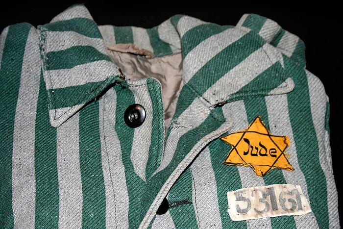 Auschwitz outerwear distinguish yellow Star of David pic700 700x467 35119