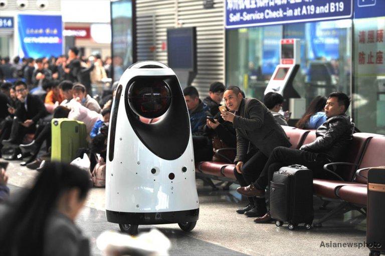 police robot zhengzhou railway station