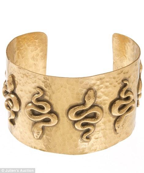 3E453BE700000578 4313728 This serpent cuff was worn by Elizabeth Taylor in the 1963 film a 44 1489534636072