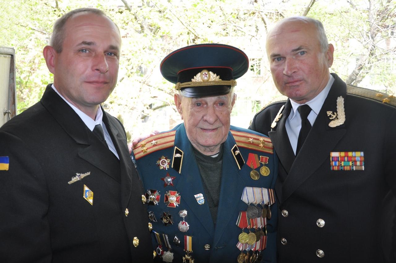 К 96-летнему одесскому ветерану пришел в гости военный духовой оркестр3
