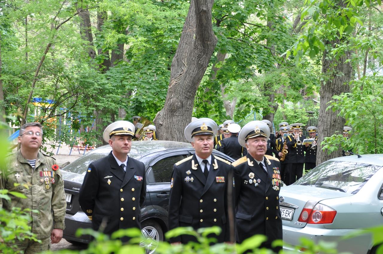 К 96-летнему одесскому ветерану пришел в гости военный духовой оркестр