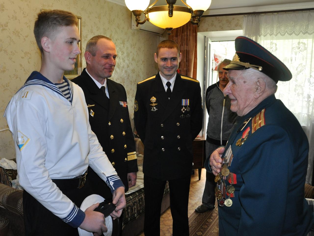К 96-летнему одесскому ветерану пришел в гости военный духовой оркестр5