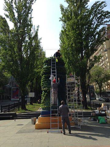  На месте памятника Ленину в Киеве установили инсталляцию_2