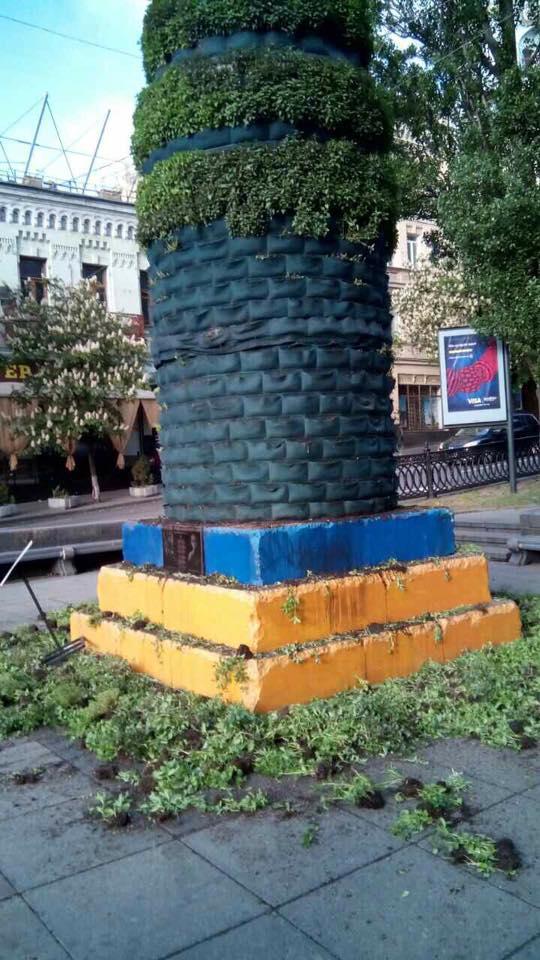 Вандалы испортили инсталляцию на месте памятника Ленину в Киеве_1