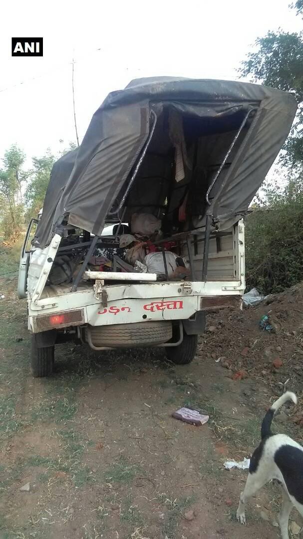 В Индии грузовик упал с моста