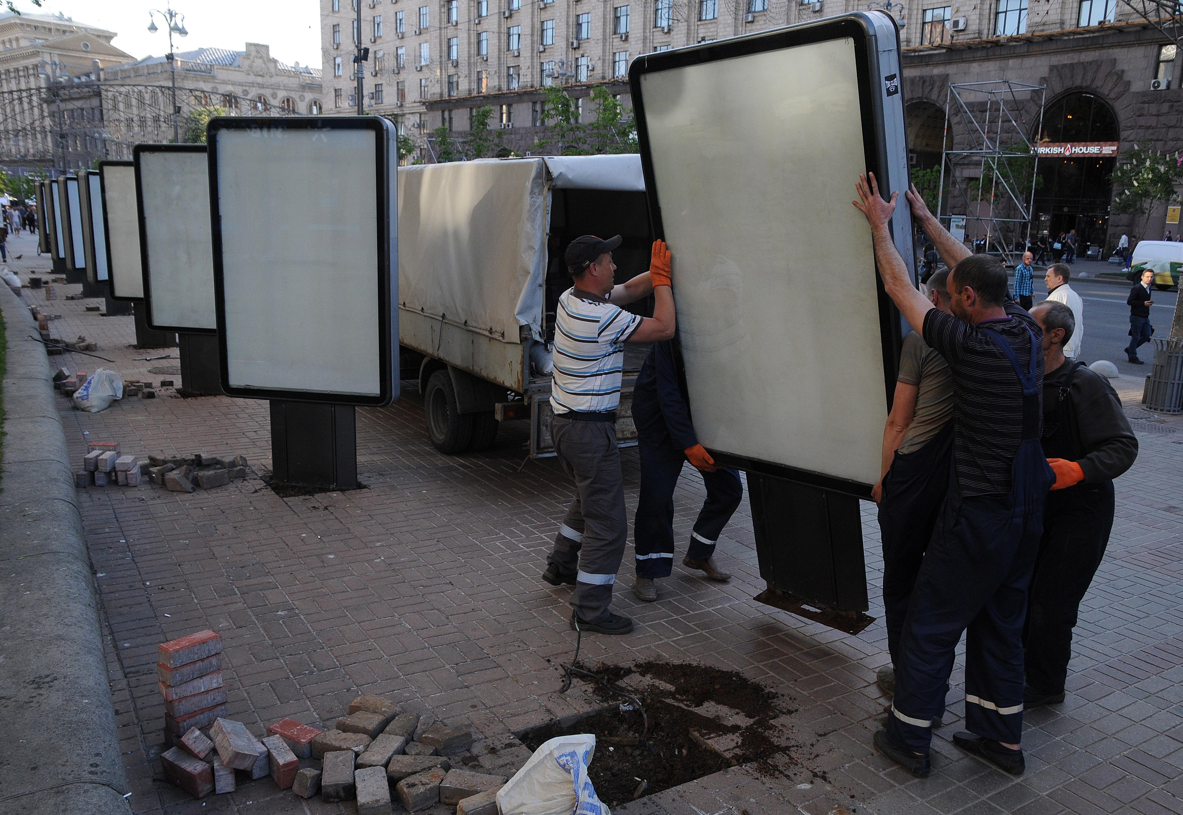 Демонтаж рекламных конструкций в центре Киева