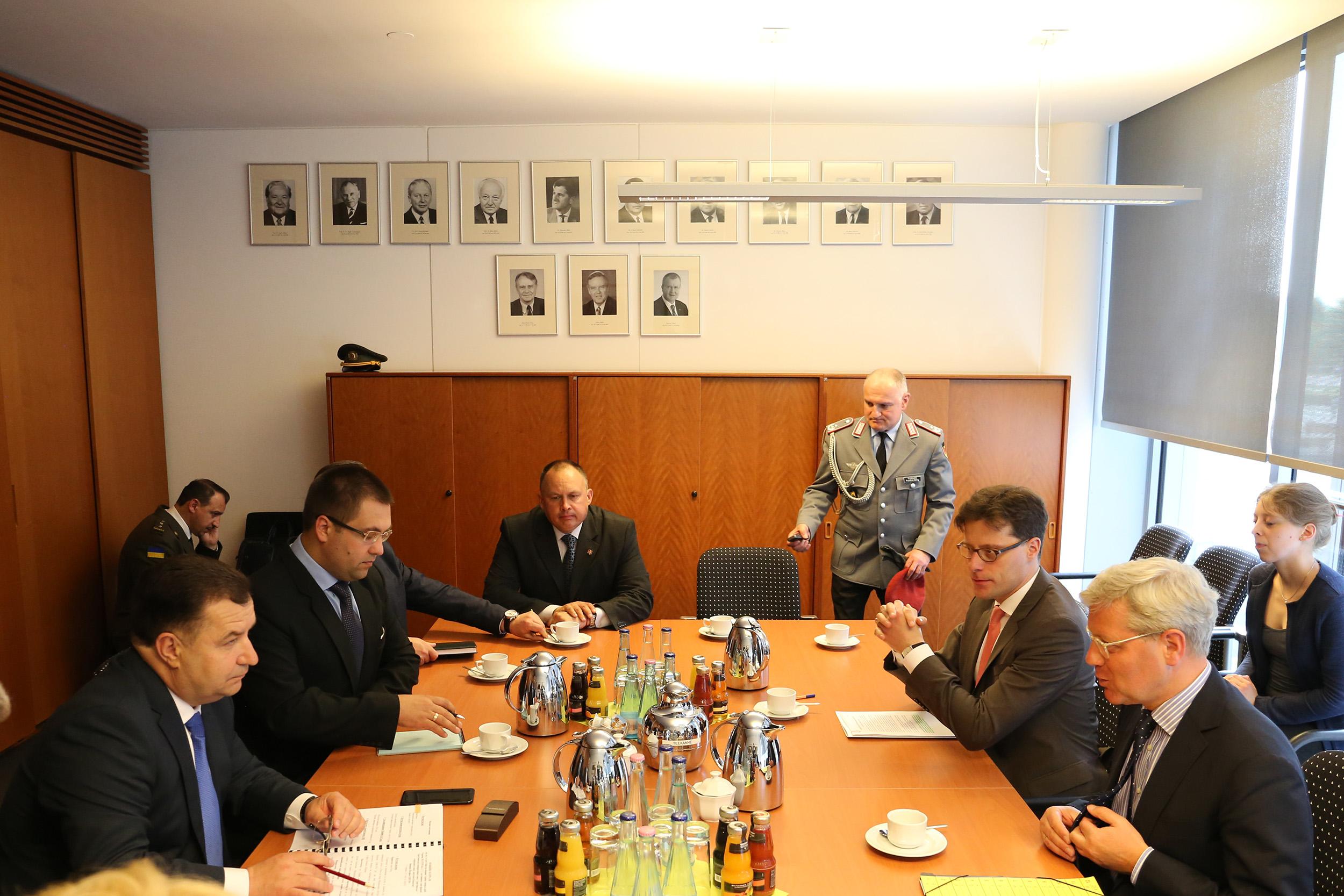  Полторак встретился с председателем комитета по вопросам внешних дел Бундестага_2