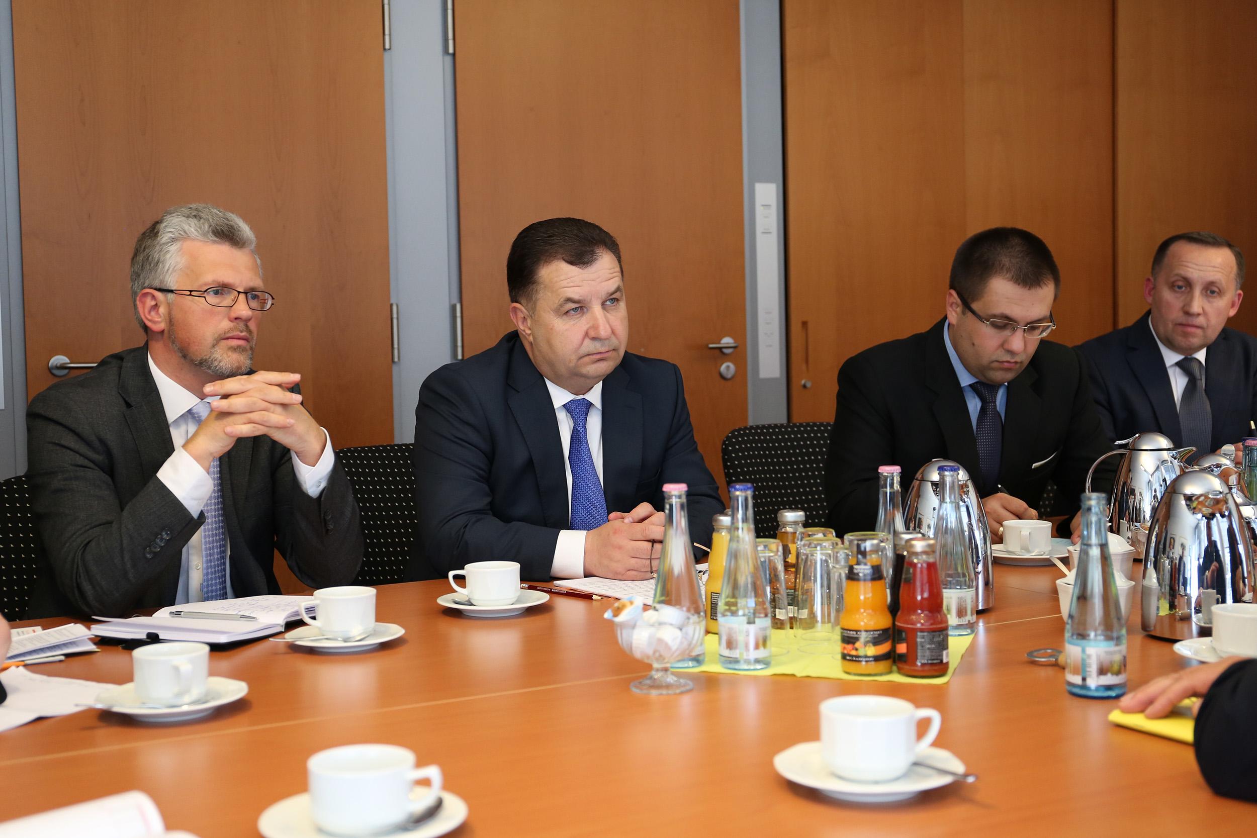  Полторак встретился с председателем комитета по вопросам внешних дел Бундестага_5