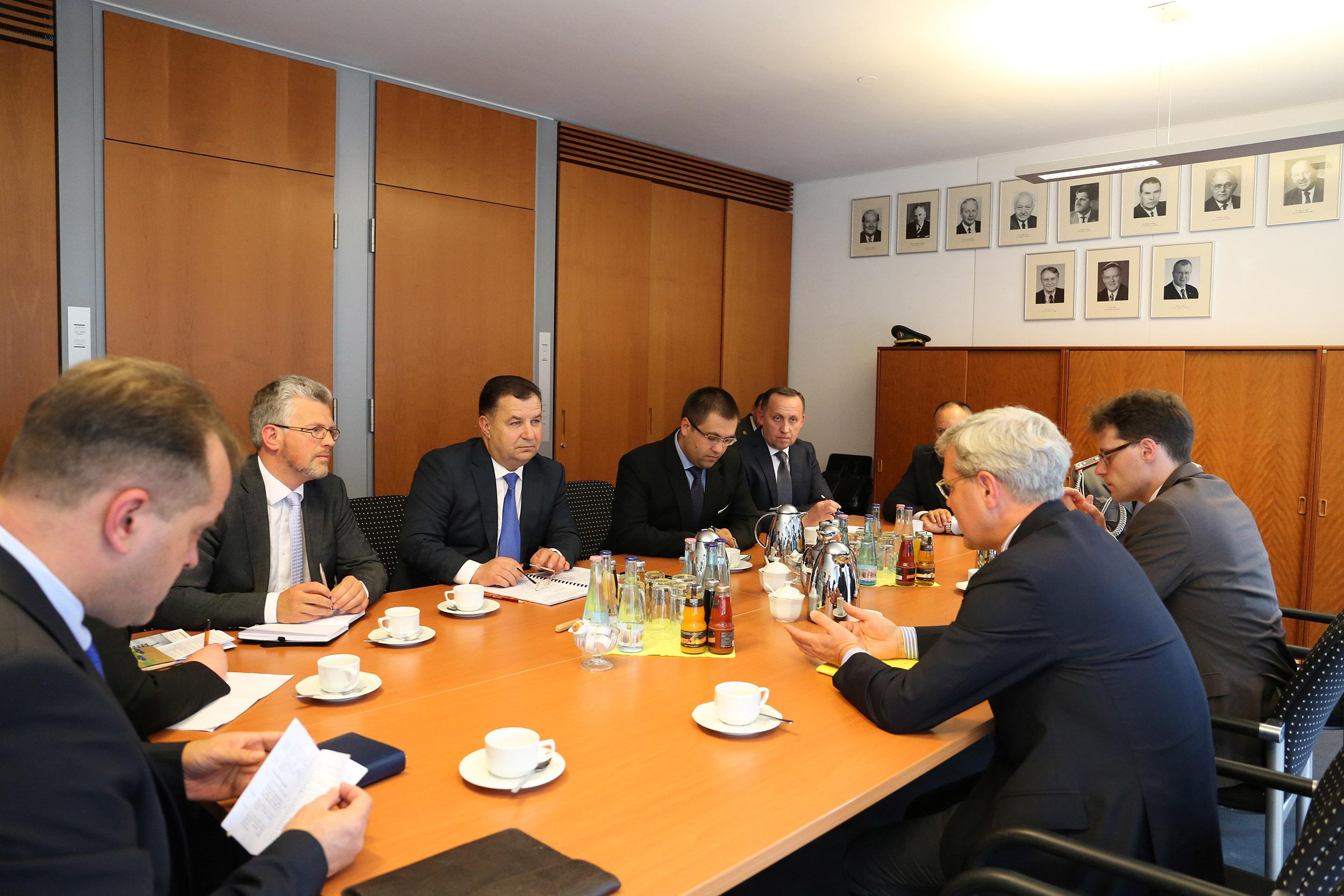  Полторак встретился с председателем комитета по вопросам внешних дел Бундестага_3