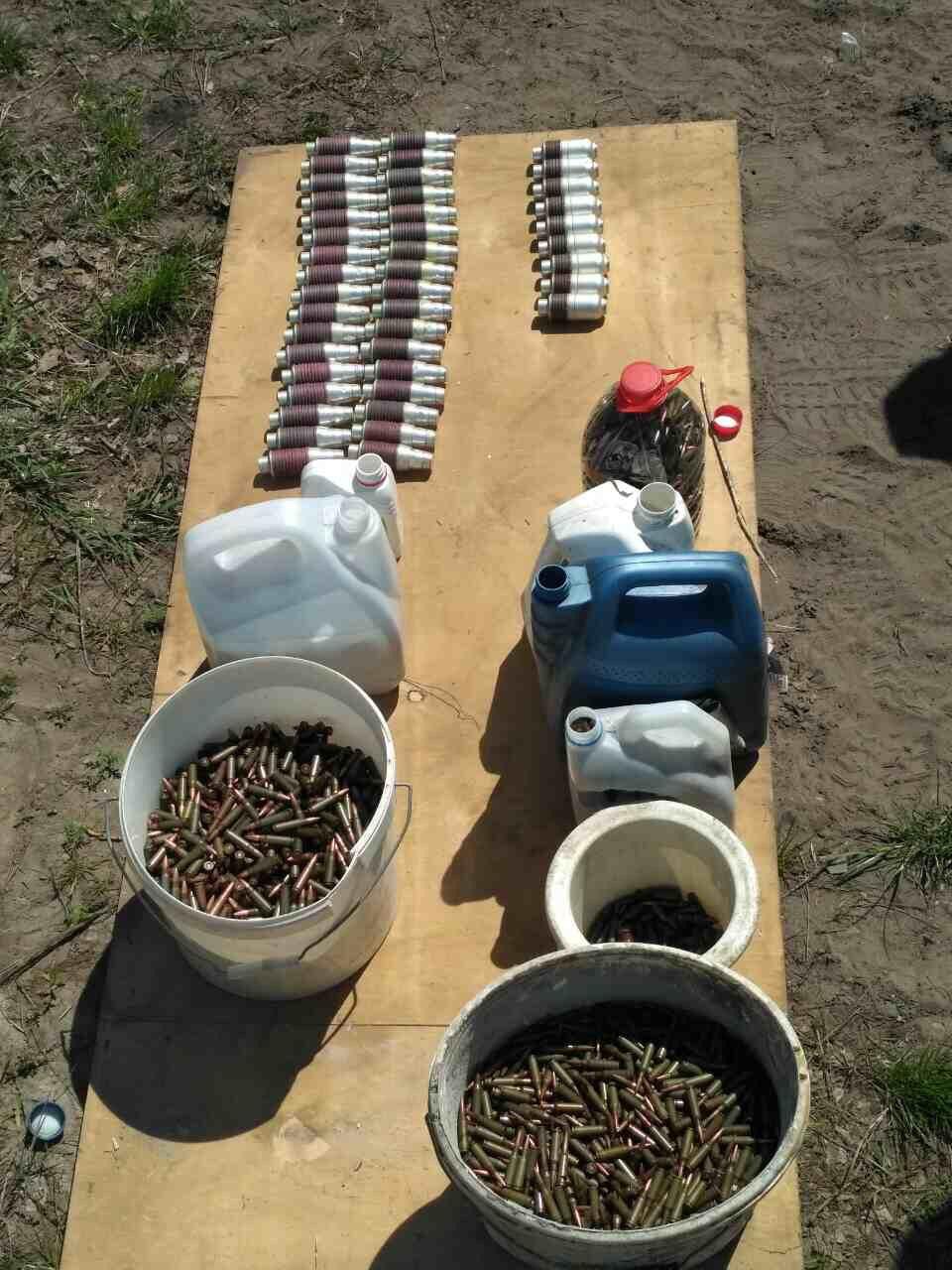 Боеприпасы и оружие, обнаруженные во время обысков по месту жительства фигурантов производства