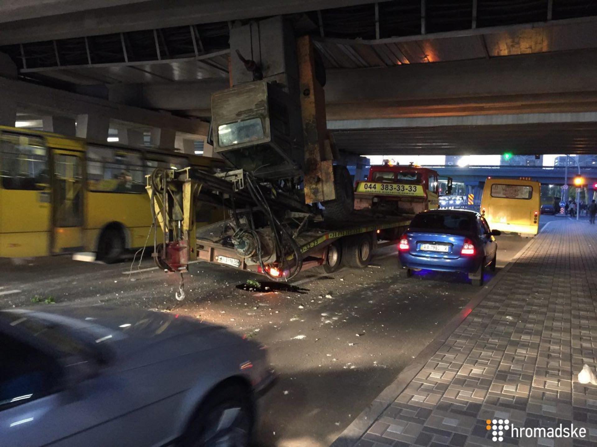В Киеве автопогрузчик врезался в мост