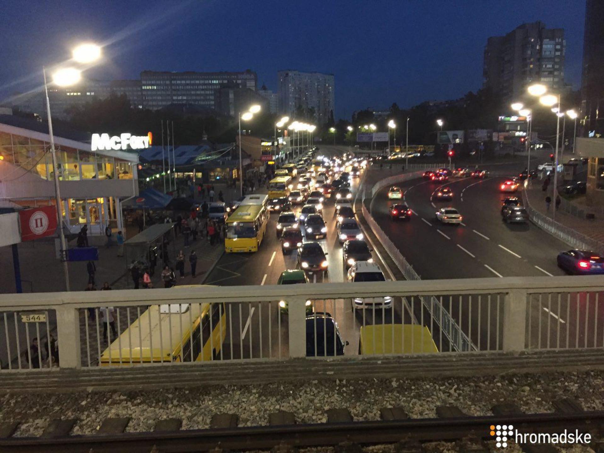 В Киеве автопогрузчик врезался в мост