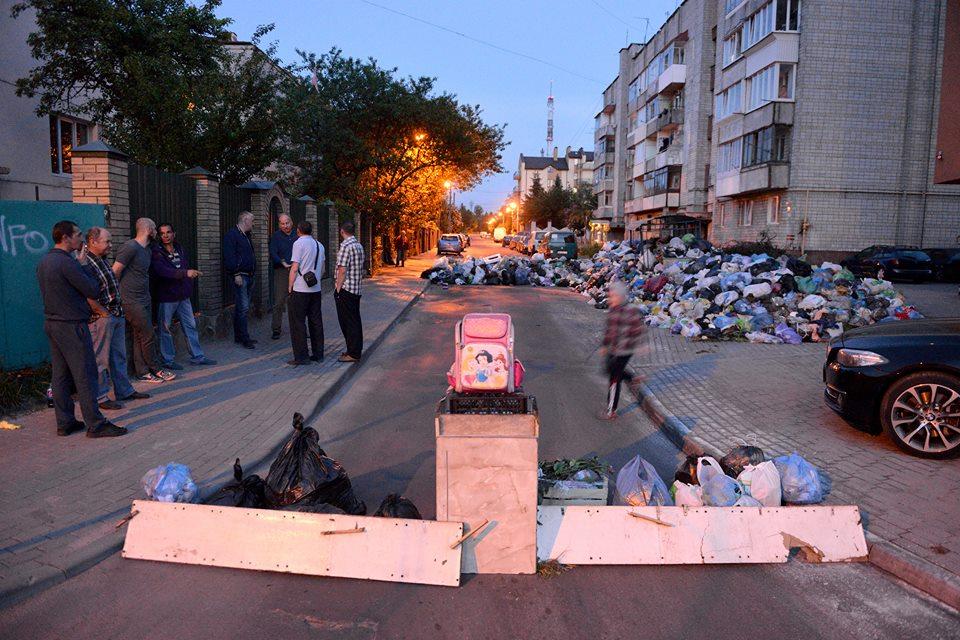 Баррикада из мусора на улице во Львове