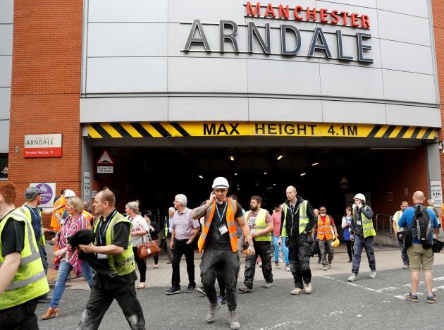 Сотрудники полиции эвакуировали торговый центр Arndale в центре Манчестера в Британии_1