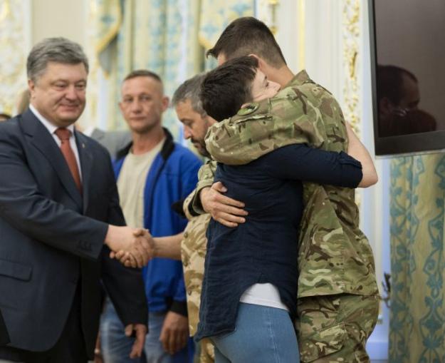Порошенко вручил Савченко награду Героя Украины