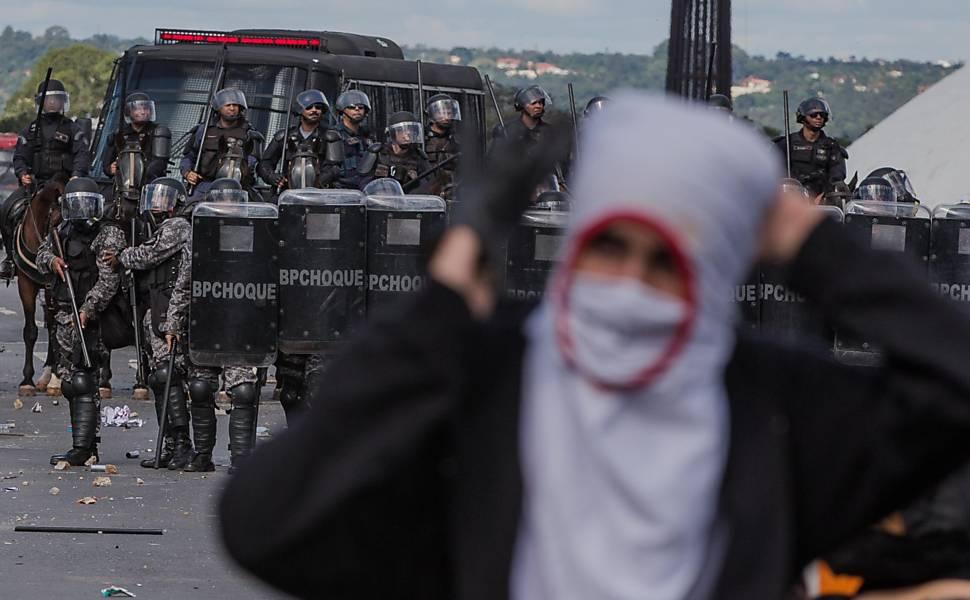 Столкновения между протестующими и военными в столице Бразилии