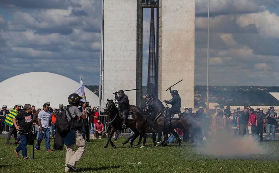 Столкновения между протестующими и военными в столице Бразилии