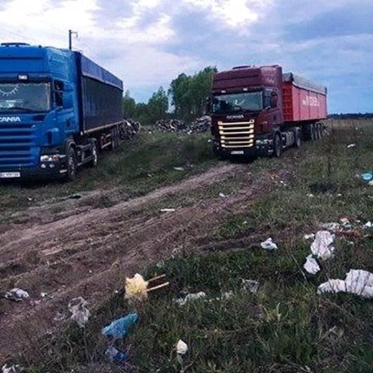 Под Киевом разъяренные жители села остановили грузовики, попытавшиеся выгрузить 