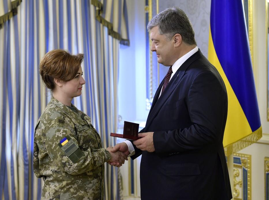 Петр Порошенко вручил награды военнослужащим ГПСУ