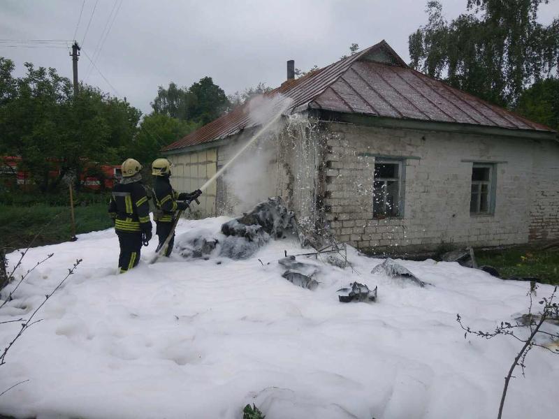 В Черниговской области на жилой дом упал самолет