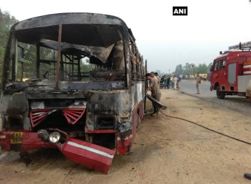 В Индии автобус сгорел после столкновения с грузовиком