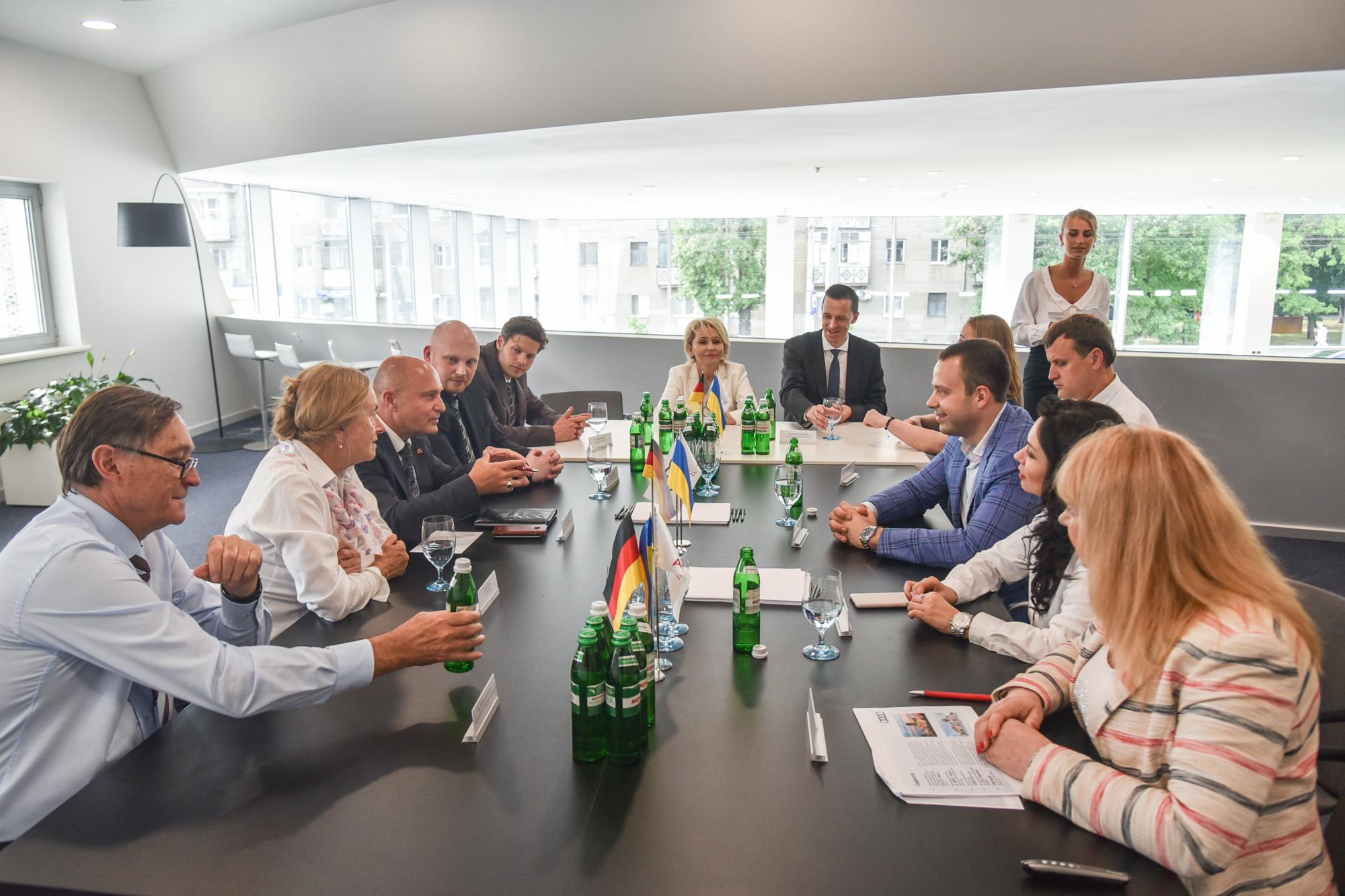 Немецкая делегация посетила центр Audi_13