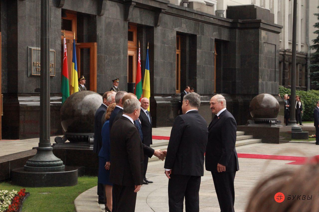 Встреча Порошенко и Лукашенко у здания Администрации Президента Украины