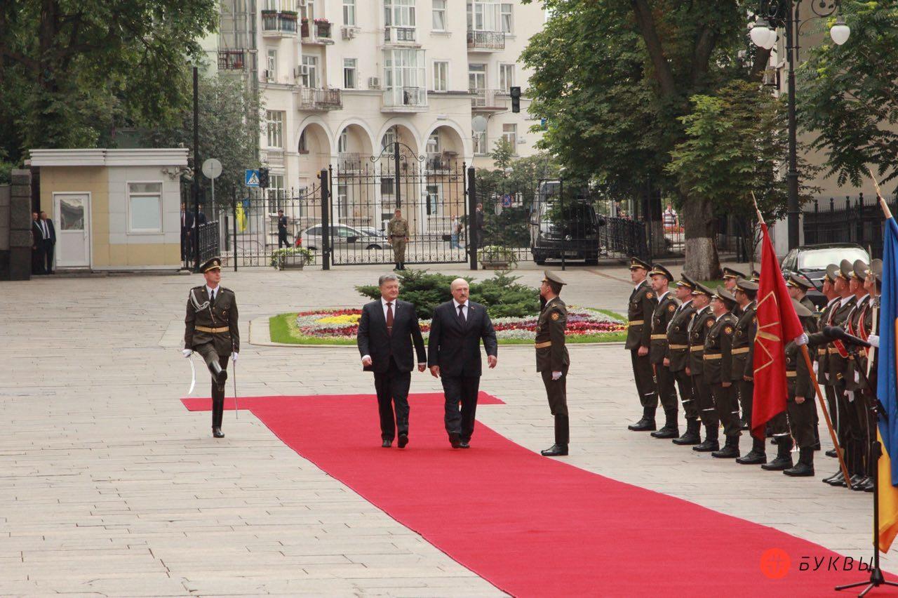 Встреча Порошенко и Лукашенко у здания Администрации Президента Украины