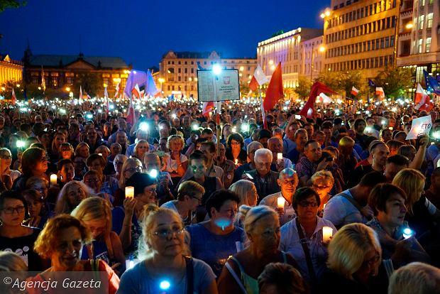 Массовые митинги против проведения судебной реформы в Польше