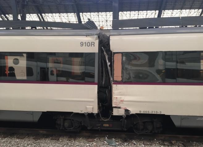 Пригородный поезд врезался в перрон на вокзале Барселоны