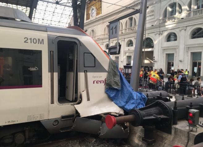 Пригородный поезд врезался в перрон на вокзале Барселоны