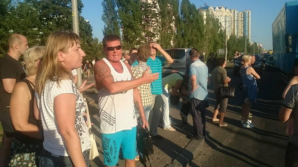 Митингующие перекрыли движение на Харьковском шоссе
