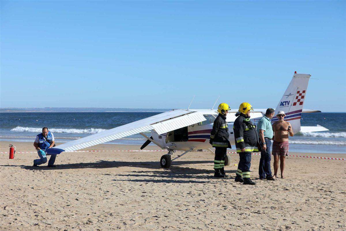 Самолет совершил посадку на пляже под Лиссабоном