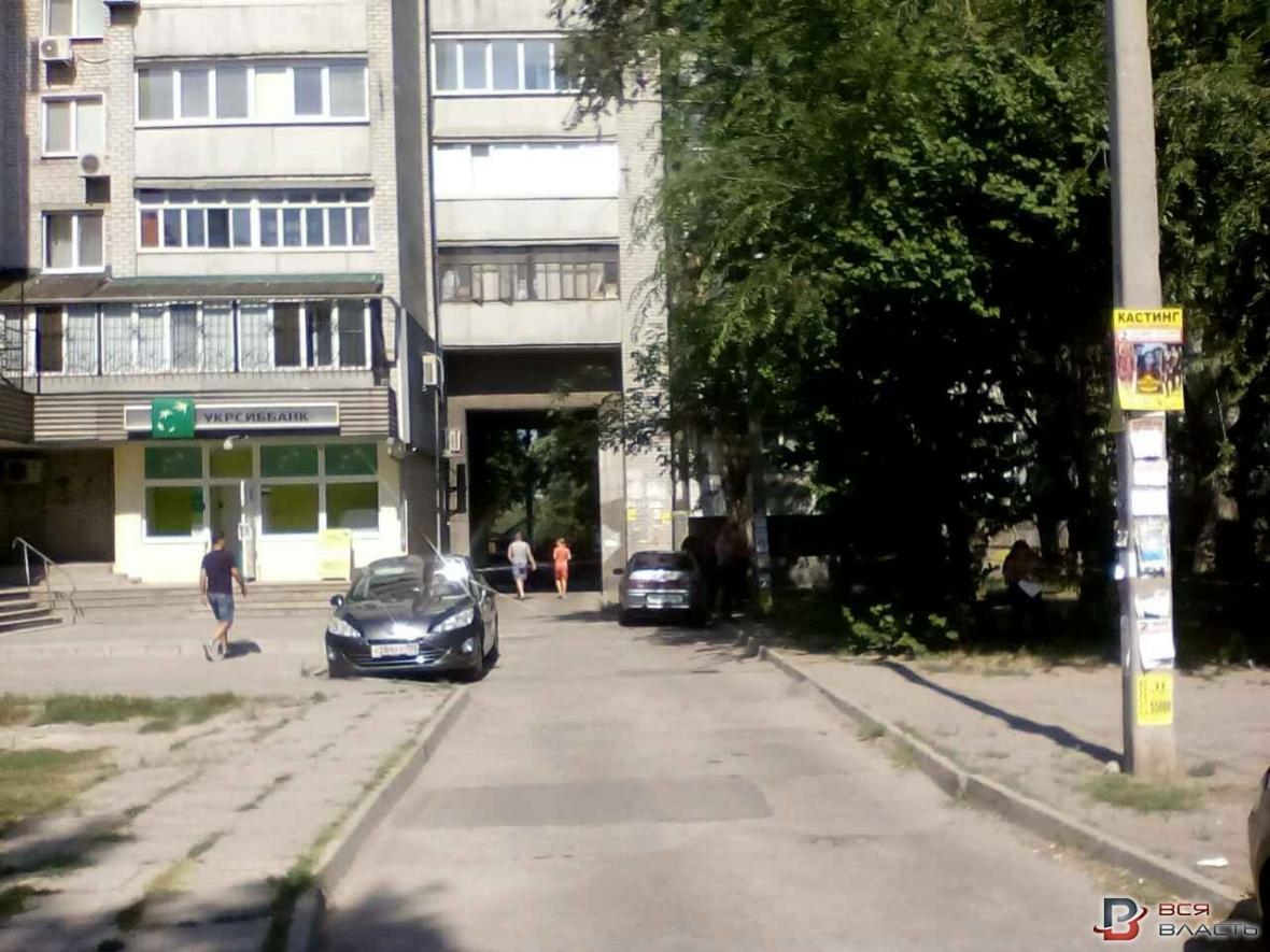 В Запорожье возле отделения банка ограбили мужчину