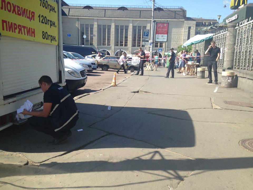 В Киеве на Вокзальной площади неизвестные устроили стрельбу