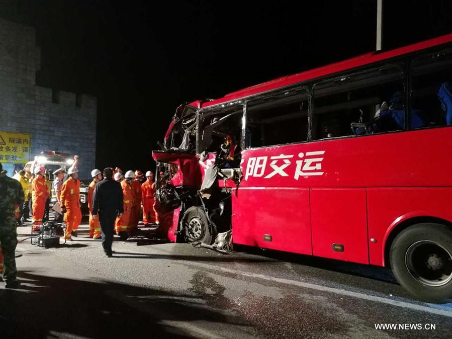 В Китае автобус врезался в стену тоннеля