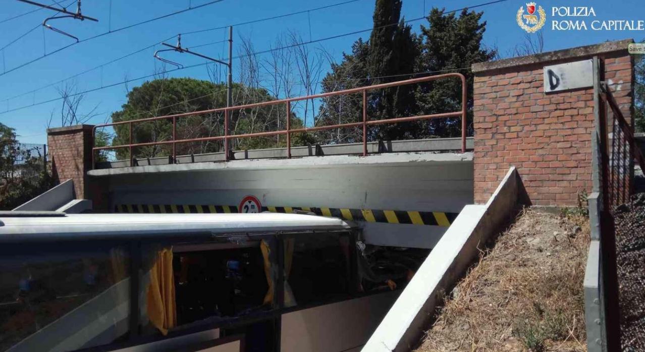 В Риме двухэтажный автобус врезался в железнодорожный мост