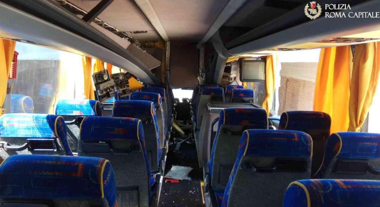 В Риме двухэтажный автобус врезался в железнодорожный мост