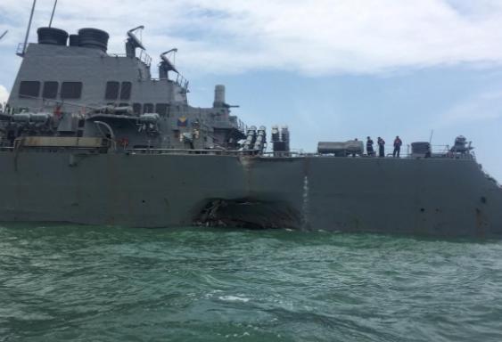 Ракетный эсминец ВМС США столкнулся с судном