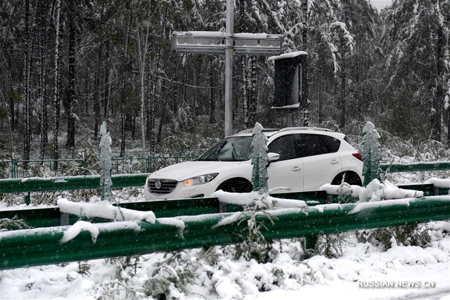 Первый осенний снег выпал в деревне на северо-востоке Китая