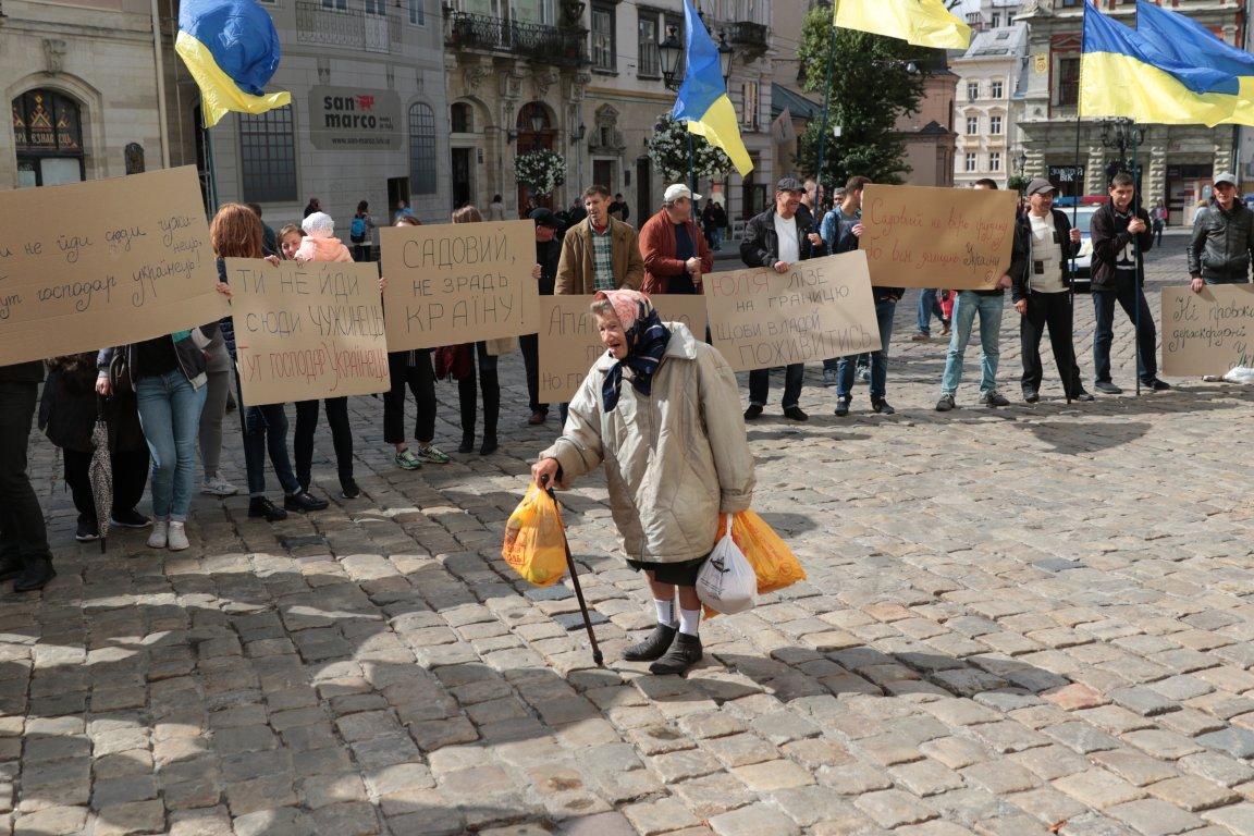 Митинг против Саакашвили в центре Львова