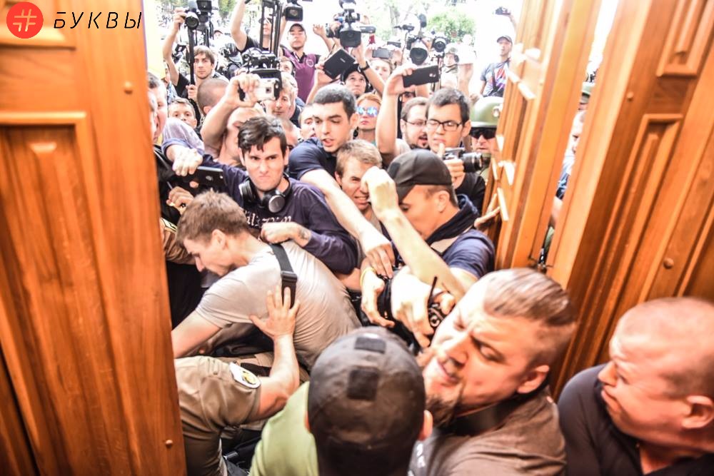 Активисты ворвались в сессионный зал мэрии Одессы_02