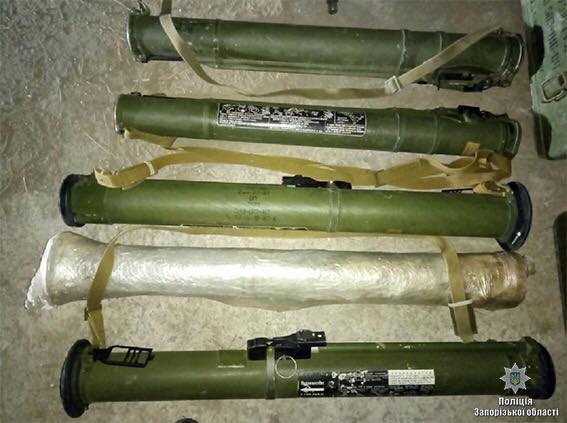 Сотрудники Нацполиции в Запорожье изъяли у мужчины арсенал оружия и боеприпасов