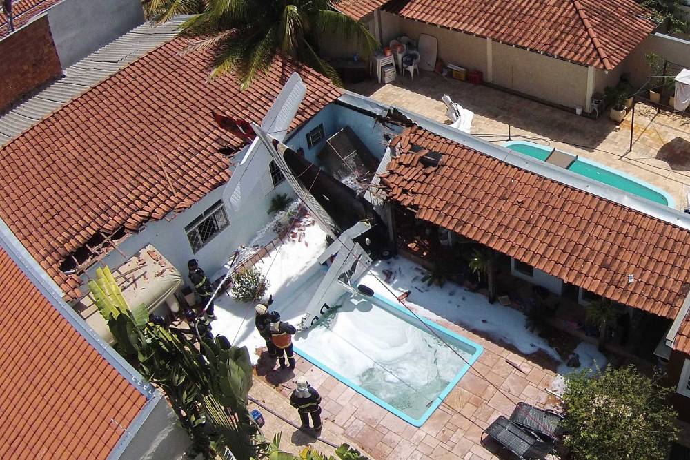 В Бразилии легкомоторный самолет упал на жилой дом